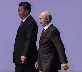 الرئيس الروسي فلاديمير بوتين، ونظيره الصيني شي جين بينغ، خلال احتفال في موسكو بمناسبة الذكرى السبعين لتأسيس العلاقات الدبلوماسية بين روسيا والصين، في 5 حزيران/ يونيو 2019 .