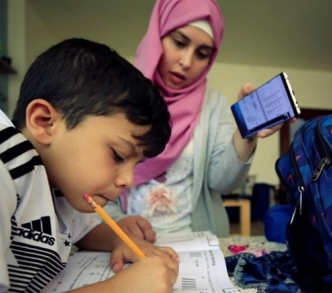طفل يتعلم عبر الإنترنت بعد إغلاق المدارس لمنع انتشار كوفيد-19 عام 2020