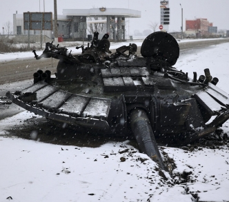 صورة أصلية لدبابة روسية مهجورة قرب مدينة خاركيف الأوكرانية خلال الغزو هذا الأسبوع