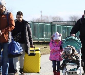 المواطنون الأوكرانيون يغادرون بلادهم لاجئين إلى الاتحاد الأوروبي