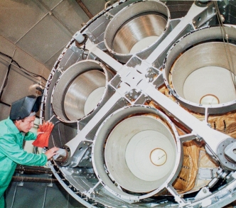 مهندس يفحص محرك صاروخ باليستي عابر للقارات في دنيبرو بأوكرانيا عام 1996