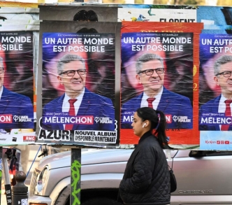 ملصقات الحملة الانتخابية للمرشح اليساري جان لوك ميلينشون في مرسيليا جنوب فرنسا