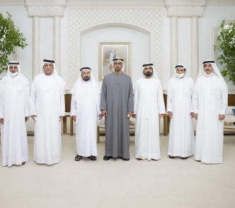 انتخب المجلس الأعلى للاتحاد الشيخ محمد بن زايد آل نهيان (وسط) بالإجماع رئيسًا لدولة الإمارات العربية المتحدة