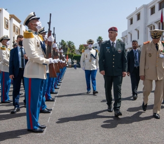أفراد من الجيش المغربي يؤدون التحية لرئيس الأركان الإسرائيلي