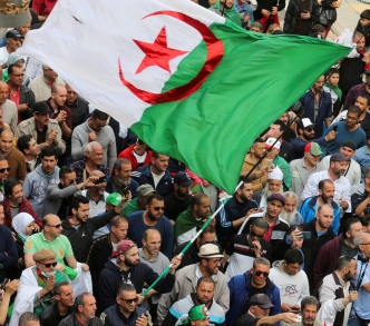 رغم الثروات الكثيرة، تعاني الجزائر من العديد من المشاكل الاقتصادية والاجتماعية