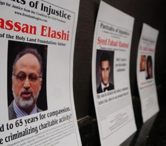ملصق يتحدث عن قضية غسان العلشي مدير مؤسسة الأرض المقدسة والذي حُكم عليه بالسجن 65 عام.