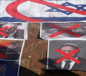 ملصقات مشوّهة لعلم "إسرائيل" وصور نتنياهو وبن غفير وسموتريش في غزة دعمًا للمسجد الأقصى.