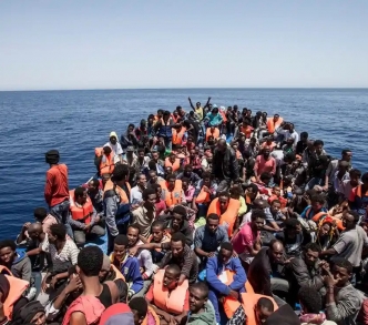 مئات المهاجرين المحتشدين على سطح قارب أمام السواحل الليبية، يأملون في الوصول إلى أوروبا.