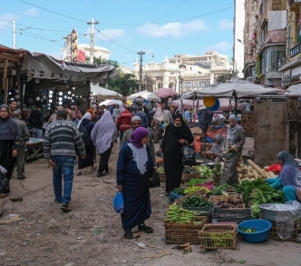 البائعون يعرضون منتجاتهم في أسواق الإسكندرية