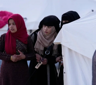 الفتيات اللاتي فقدن منازلهن بسبب الزلزال يبحثن عن مساعدات في مخيم كلس جنوب تركيا