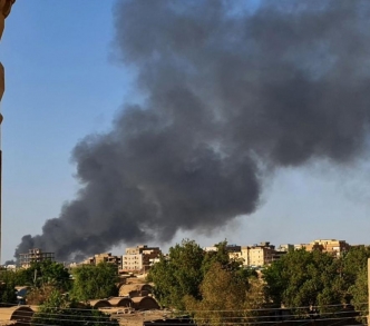 تصاعد الدخان فوق المباني في الخرطوم مع استمرار القتال.
