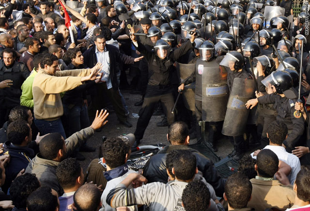Egyptian-protesters-and-military