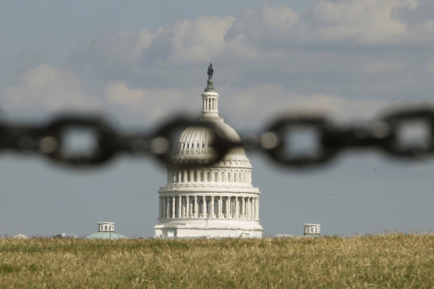 government-shutdown-capitol-chain