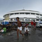 2013-11-12T112807Z_2092811428_GM1E9BC1HAJ01_RTRMADP_3_PHILIPPINES-TYPHOON