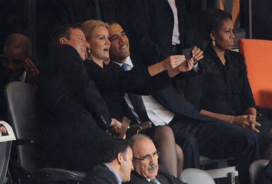 pb-131210-obama-cameron-selfie-nj