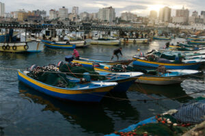 المنخفض الجوي يعصف بصيادي غزة
