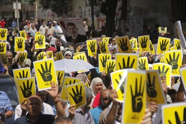 R4bia_sign_used_in_solidarity_with_victims_of_Rabaa_crackdown_23-Aug-2013
