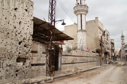 qsf_lljysh_lnzmy_ysthdf_msjd_lshykh_kml_fy_hms_lqdym_1__shelling_by_the_assads_army_against_sheikh_kamel_mosque-_bustan_al-diwan_area