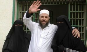 من فك أسر الجهاديين؟!