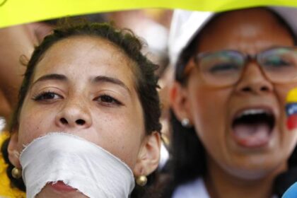 2014-02-17T190212Z_101900708_GM1EA2I08BB01_RTRMADP_3_VENEZUELA-PROTESTS-DIPLOMATS