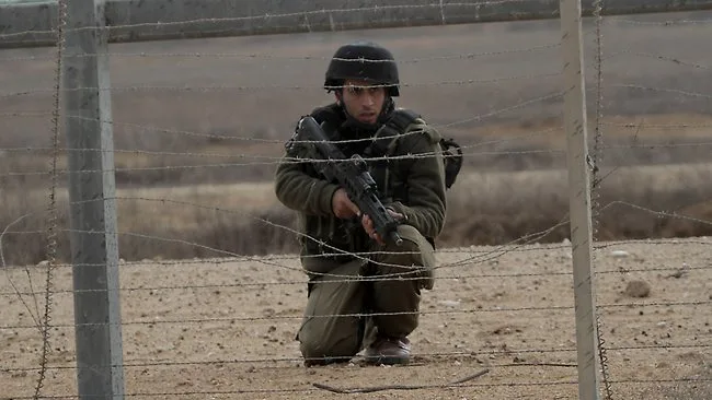 176288-israeli-soldier-gaza-border