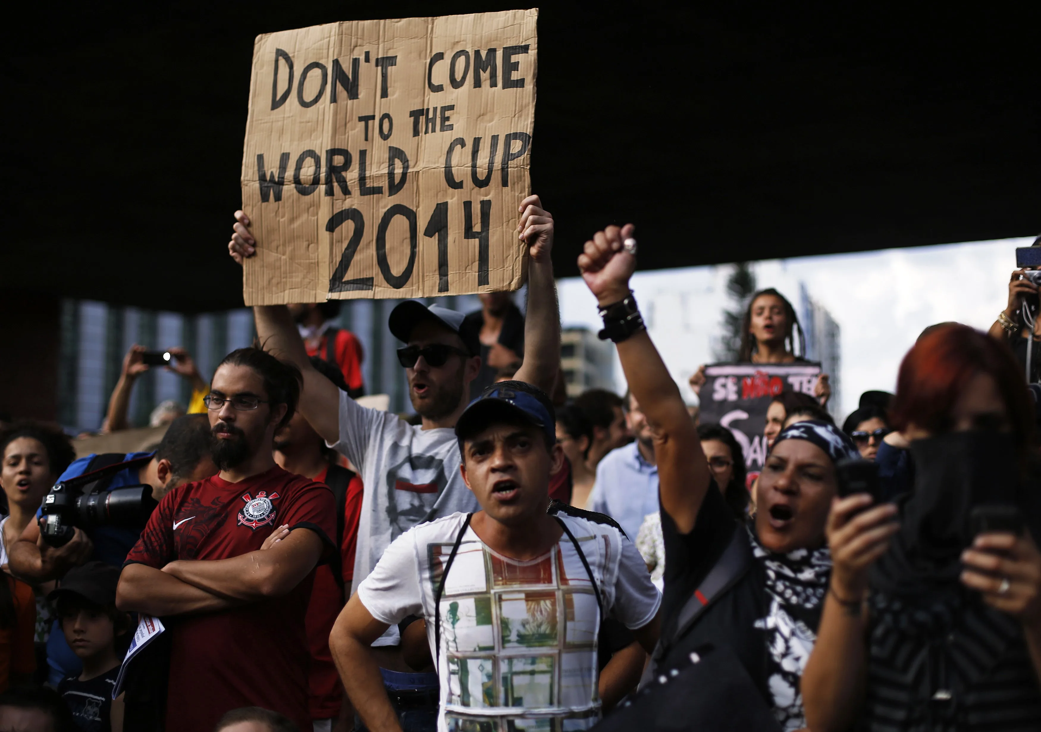 2014-01-26T043739Z_1740519400_GM1EA1Q0YZY01_RTRMADP_3_BRAZIL-WORLDCUP-PROTESTS
