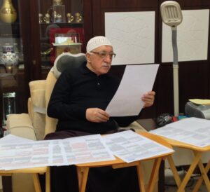 نصف مليون تركي تحت أعين فتح الله كولن