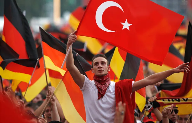20130321_german-turks-with-flag_LARGE