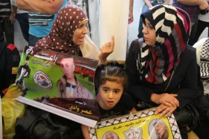 المصالحة وإضراب الأسرى .. من يدعم من؟