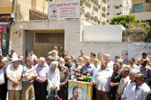 الأسرى يعلقون إضرابهم أملاً بصفقة قريبة