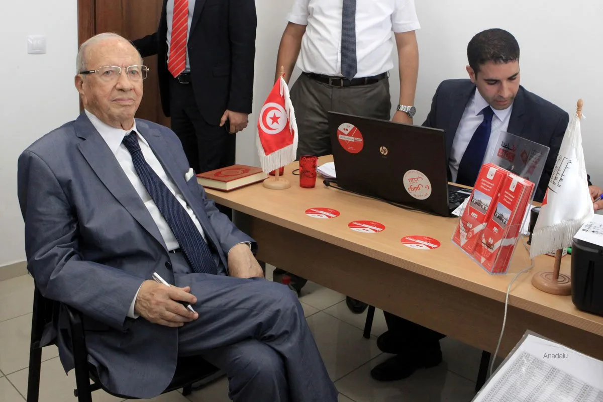 20140910_Beji-Caid-el-Sebsi-making-presidential-candidate-application