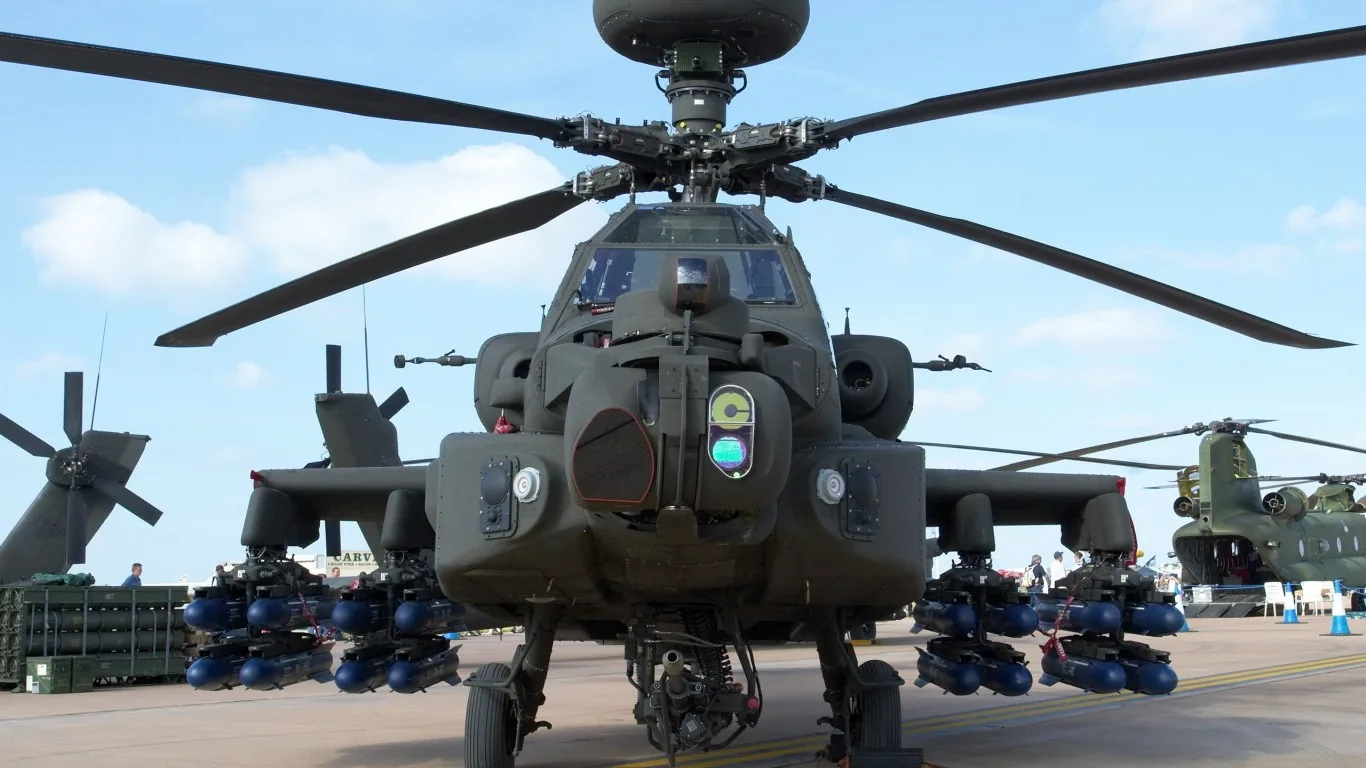 agm_114_hellfire_ah_64_apache_helicopters_photograph_1366x768_68096