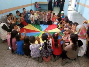 “التفريغ النفسي”.. محاولات لمحو الموت من أذهان أطفال غزة