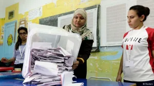 لماذا تجذرت الديمقراطية في تونس لا مصر؟