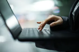 8 أشياء لا تقوم بها لحماية بياناتك على الإنترنت