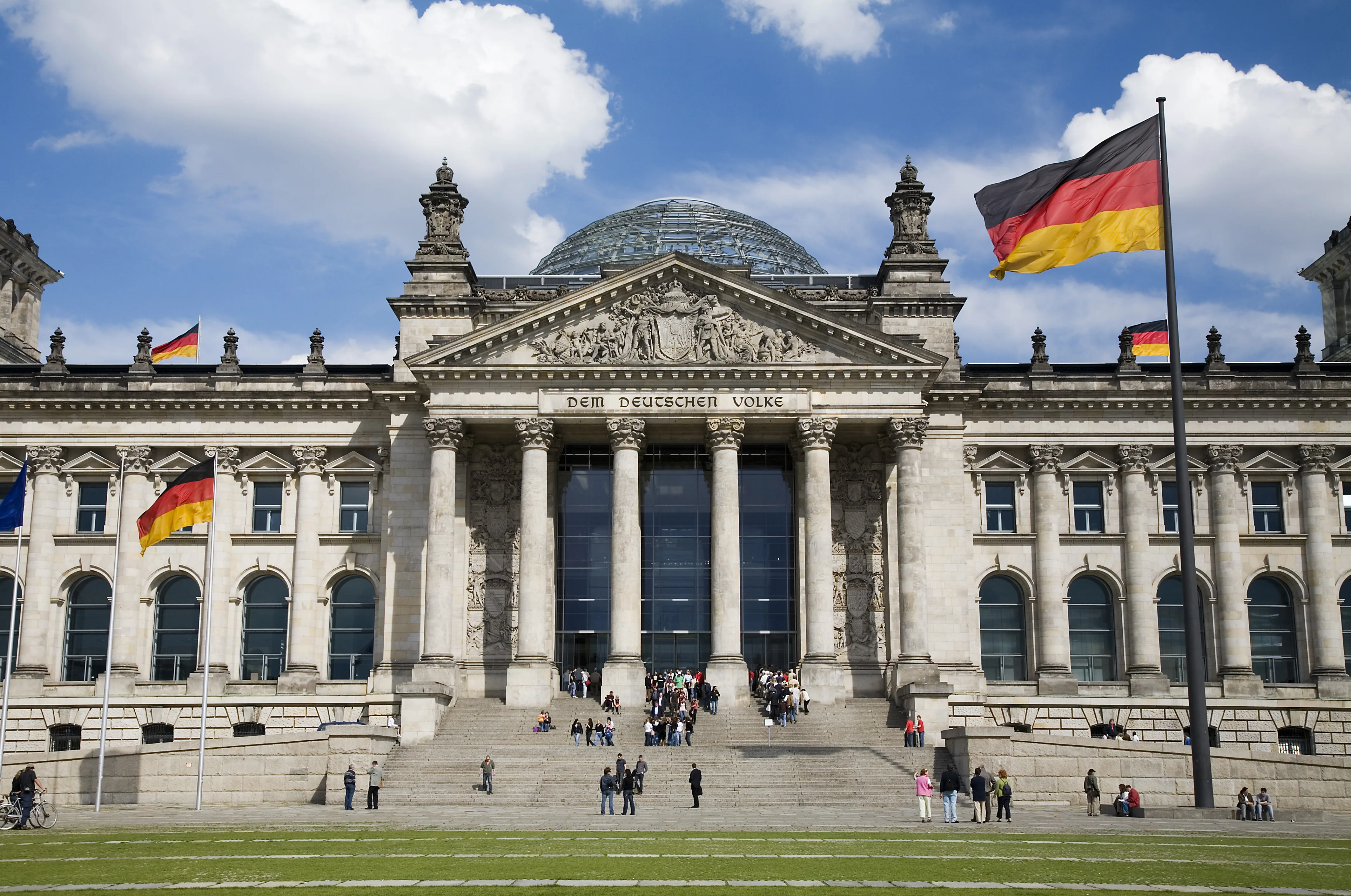 Berlin-_The_Norman_Foster_redesigned_German_Bundestag_-_3833