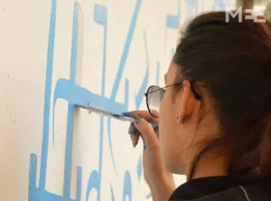 الرسم في الشوارع المحطمة: طالبة فنون لبنانية تسعى لإحياء مدينتها