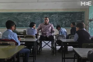 تعرّف على المدرس الجريح الذي يلهم الطلاب في غزة