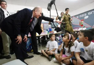 في إسرائيل: العنصرية تبدأ من المناهج الدراسية