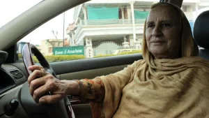 زاهدة كاظمي: سائقة سيارة أجرة في باكستان