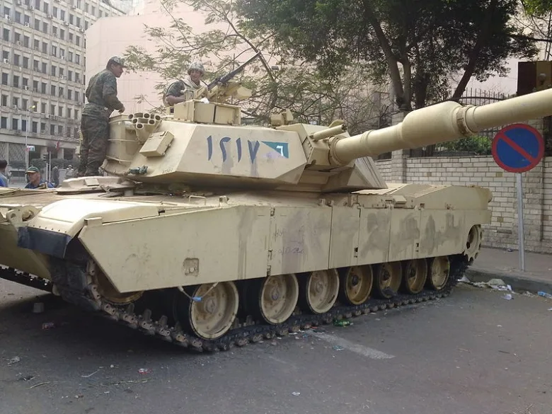 800px-Egyptian_Tank_in_the_streets_of_Cairo%2C_February_2011