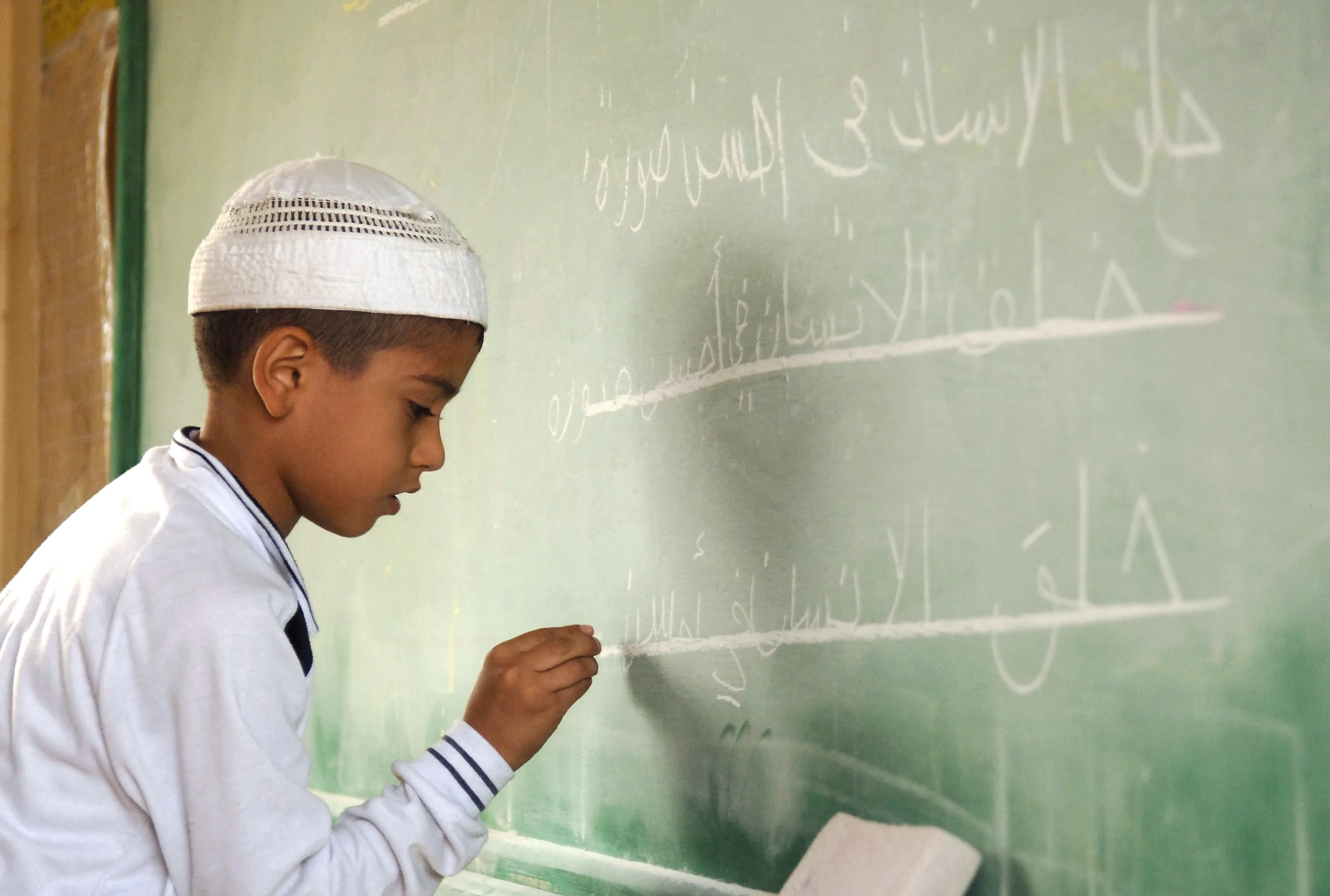 Iraqi_students_receive_school_supplies_061031-F-9085B-140-2