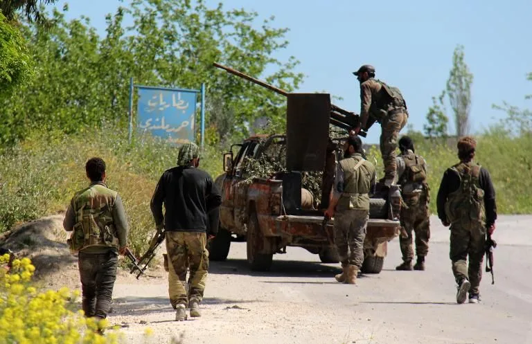 749692-des-combattants-rebelles-manoeuvrent-dans-les-abords-de-la-ville-de-jisr-al-choughour-le-25-avril-20