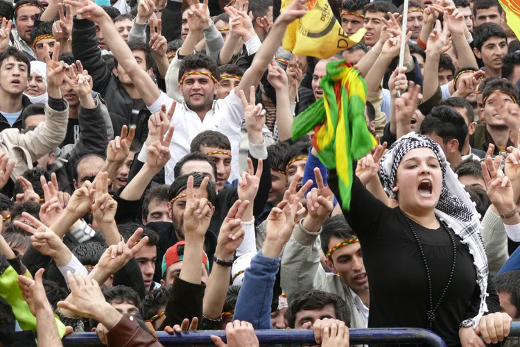 Kurds_demonstrating1-mujgan-arpat21