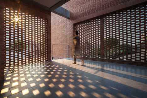 Ngamwongwan-house-in-Bangkok-by-Jun-Sekino_dezeen_468_0 (1)