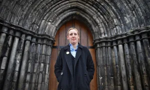 في الـ20: تعرّف على أصغر نائبة تدخل برلمان بريطانيا منذ 4 قرون