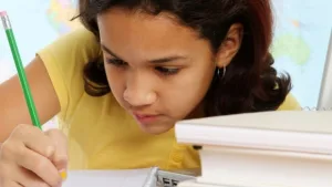 تعليم الأطفال الكتابة بخط اليد قد يغيّر حياتهم