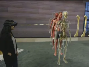 مايكروسوفت تمكّن طلبة الطب من مذاكرة التشريح على حوائط غرفهم