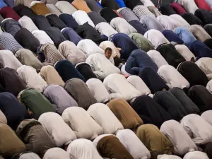 كاميرون يحمل مسلمي بريطانيا مسؤولية نشر التطرف