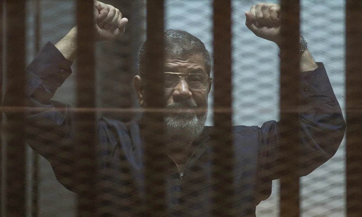 Mohammed-Morsi-in-jail-009